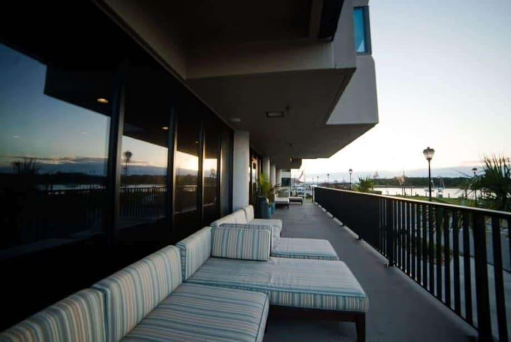 Bask Hotel At Big Rock Landing Морхед Сити Екстериор снимка