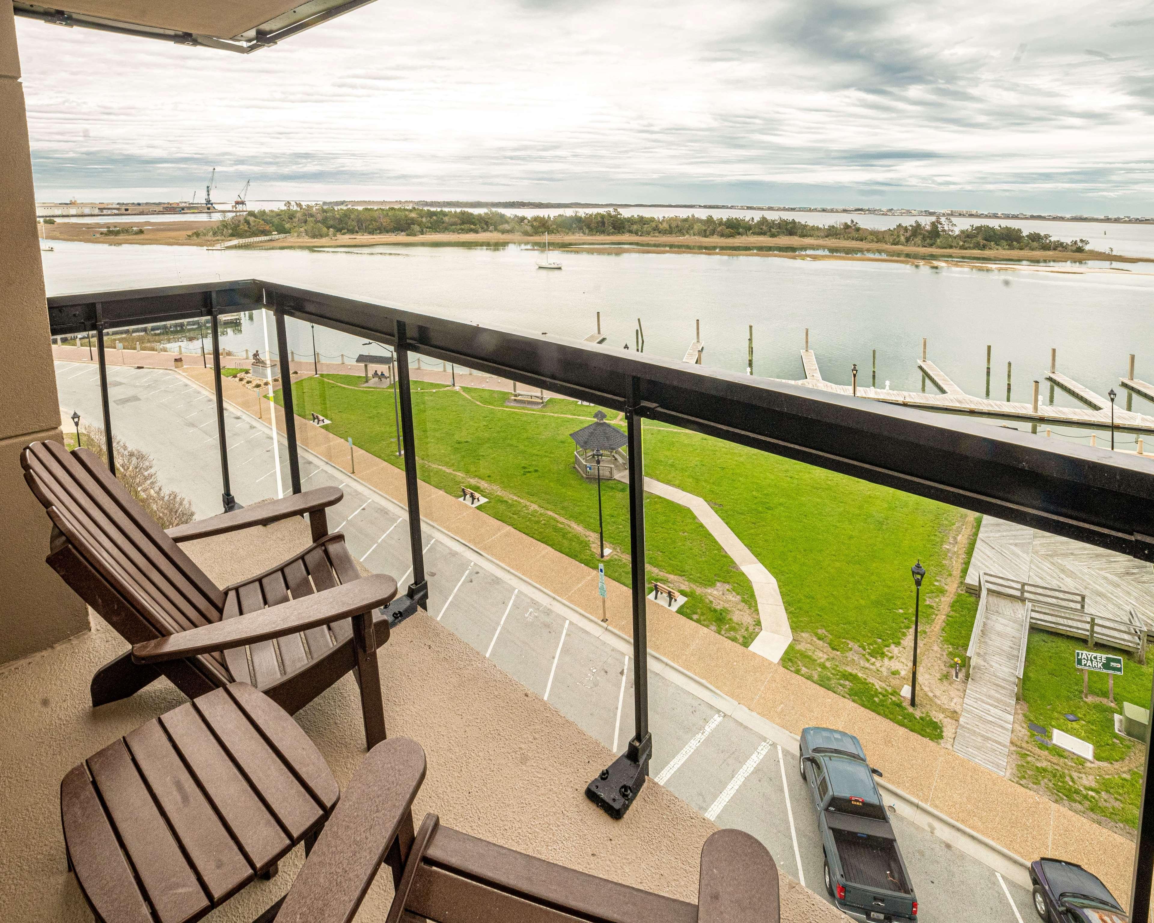 Bask Hotel At Big Rock Landing Морхед Сити Екстериор снимка