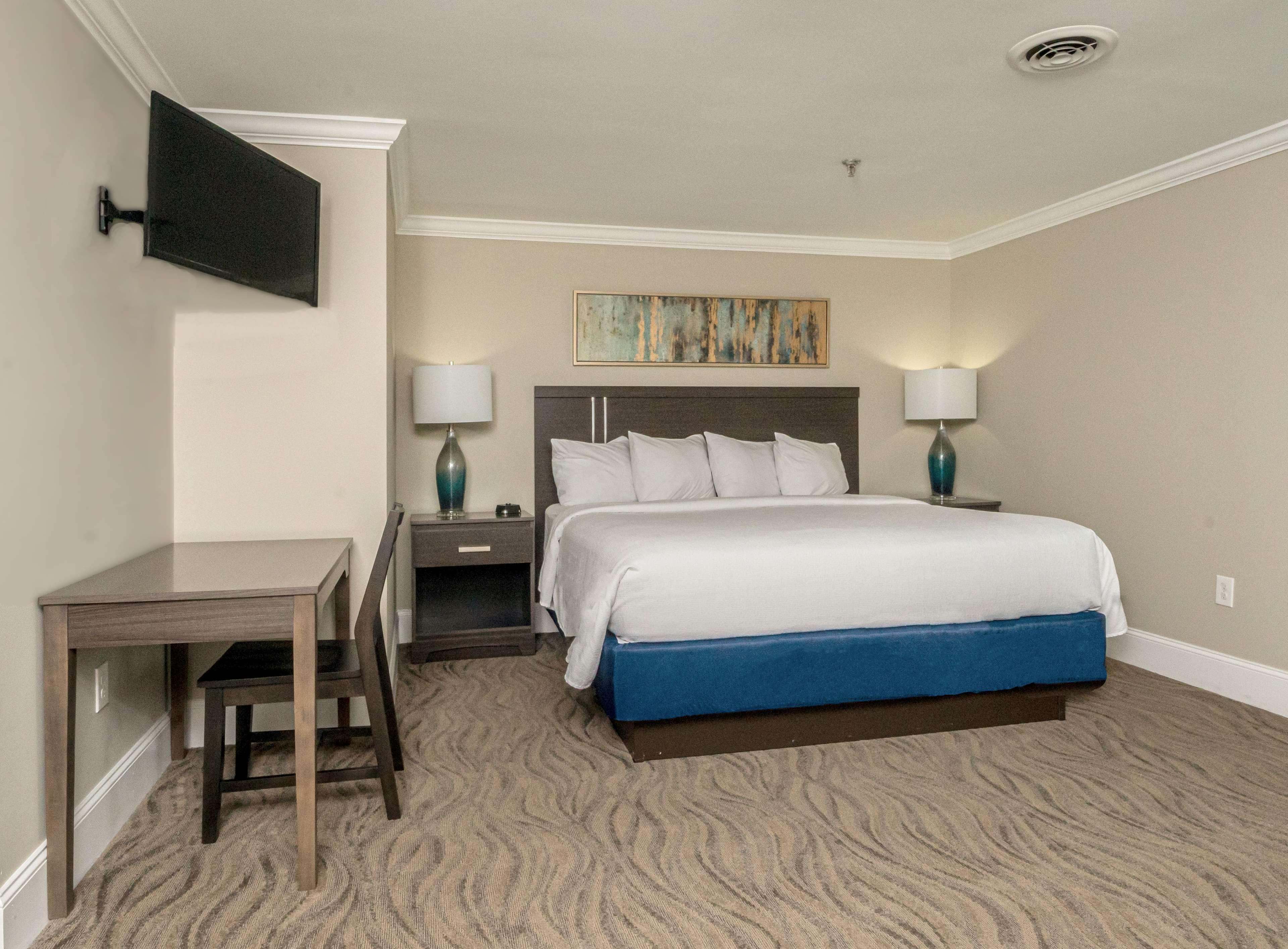 Bask Hotel At Big Rock Landing Морхед Сити Екстериор снимка