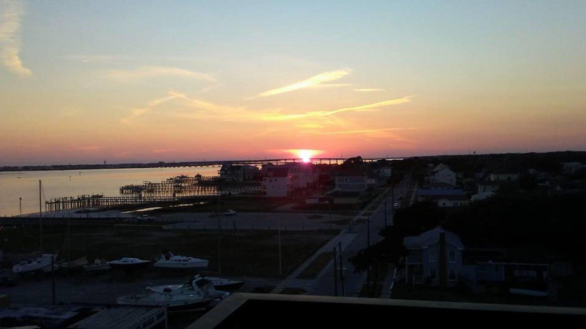 Bask Hotel At Big Rock Landing Морхед Сити Екстериор снимка