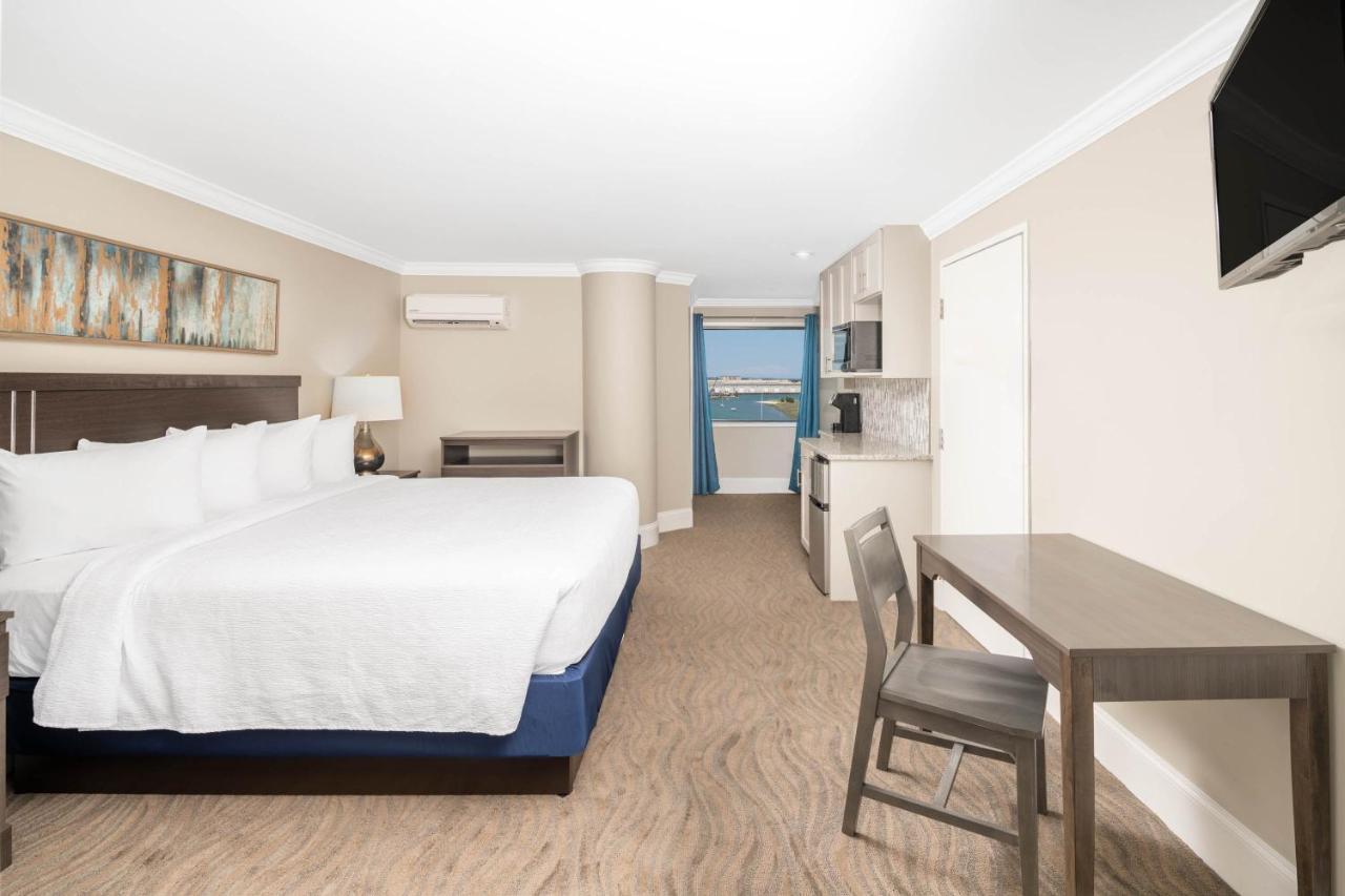 Bask Hotel At Big Rock Landing Морхед Сити Екстериор снимка